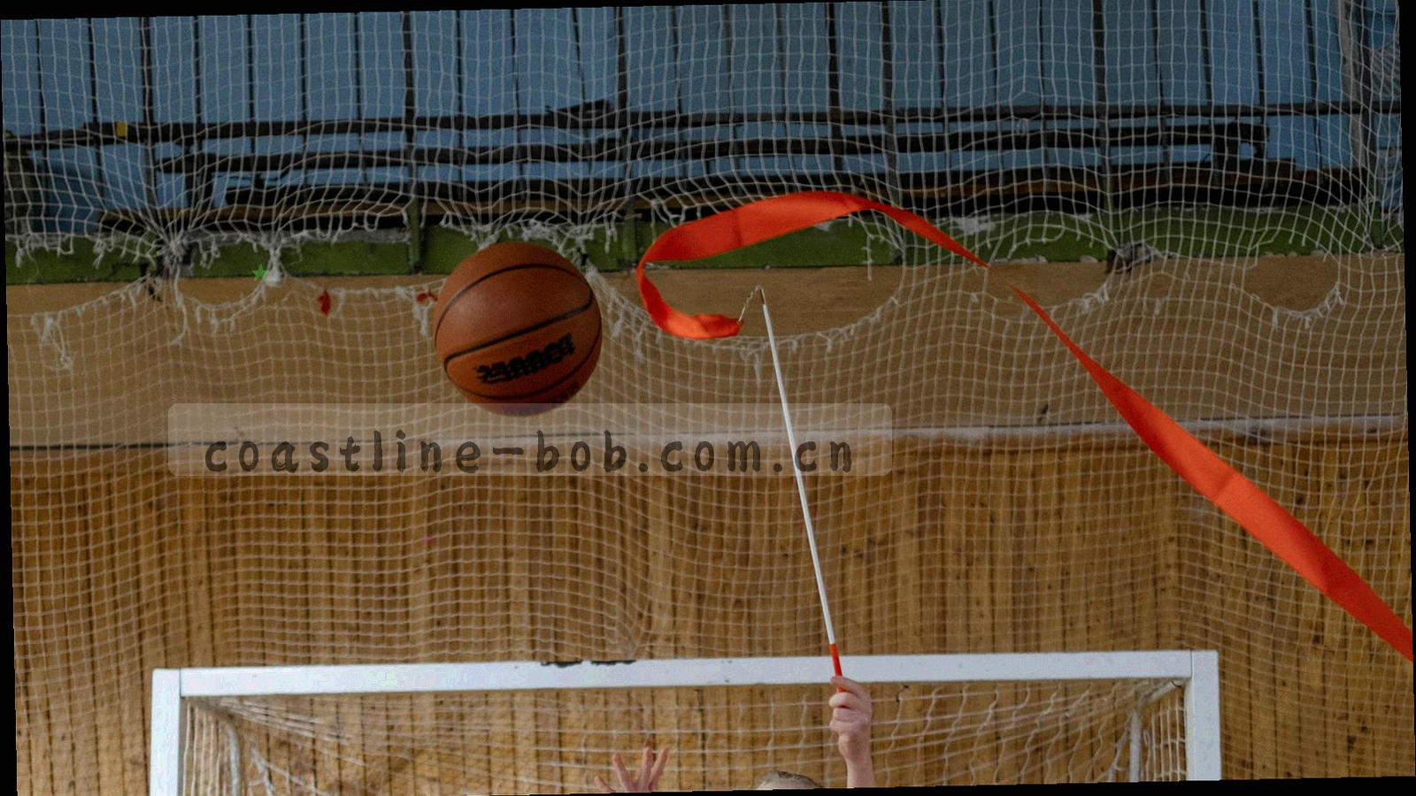 两块并排的数据界面示意，左右版本由细线分隔，用于对照同一组对阵的两个版本